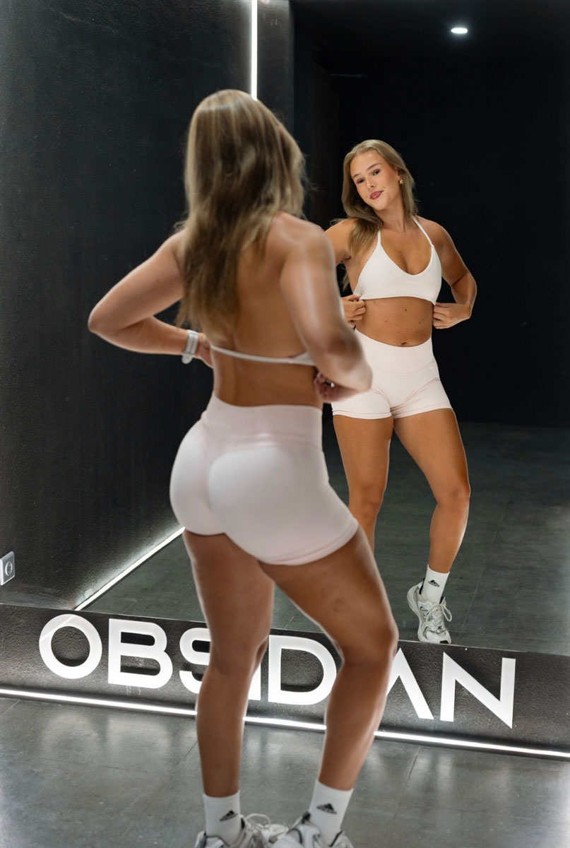 Treneren poserer mens han ser i speilet.